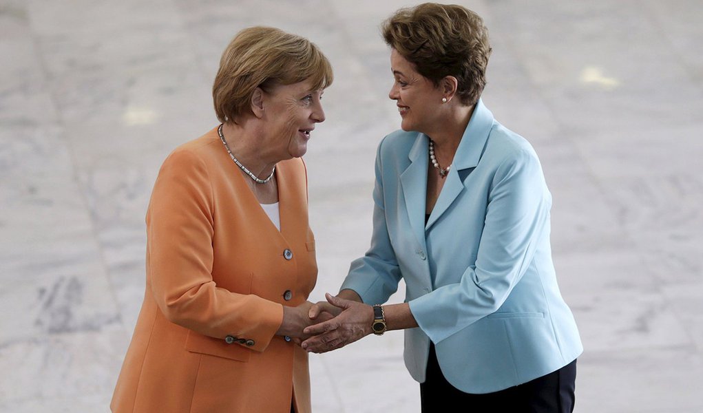 Chanceler alemÃ£ Angela Merkel (esquerda) cumprimenta a presidente Dilma Rousseff durante encontro no PalÃ¡cio do Planalto, em BrasÃ­lia. 20/08/2015 REUTERS/Ueslei Marcelino