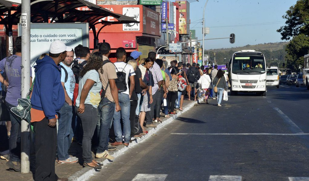 Mais de um milhÃ£o de pessoas continuam sem Ã´nibus no Distrito Federal pelo segundo dia consecutivo. A populaÃ§Ã£o usa transporte alternativo e o trÃ¢nsito fica complicado com mais carros nas vias (JosÃ© Cruz/AgÃªncia Brasil)