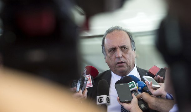 O governador do Rio de Janeiro, Luiz Fernando Pez�o, ap�s reuni�o com o Ministro da Fazenda, Joaquim Levy. (Foto: Marcelo Camargo/Ag�ncia Brasil)