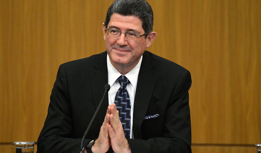 Brasília- DF- Brasil- 05/01/2015- O novo ministro da Fazenda, Joaquim Levy, recebe o cargo do ministro interino da Fazenda, Paulo Caffarelli, em cerimônia no auditório do Banco Central (Wilson Dias/Agência Brasil)