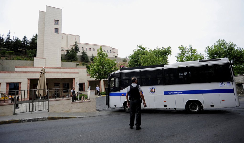 Policial em frente consulado dos Estados Unidos em Istambul, na Turquia. 10/08/2015 REUTERS/Yagiz Karahan