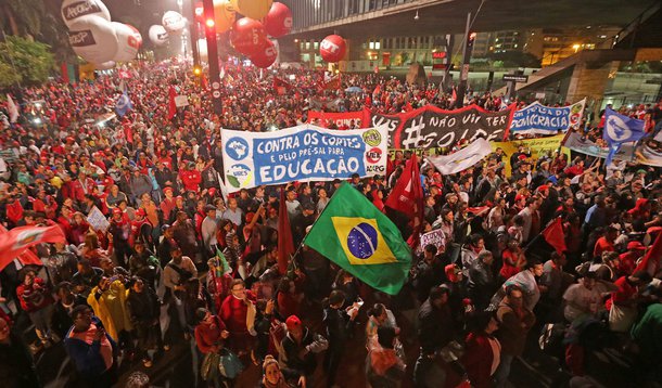 20/08/2015- São Paulo- SP, Brasil- Manifestação contra o impeachment de Dilma, na avenida Paulisa, em São Paulo. Foto Paulo Pinto/Agencia PT