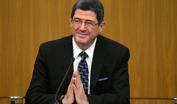 Brasília- DF- Brasil- 05/01/2015- O novo ministro da Fazenda, Joaquim Levy, recebe o cargo do ministro interino da Fazenda, Paulo Caffarelli, em cerimônia no auditório do Banco Central (Wilson Dias/Agência Brasil)