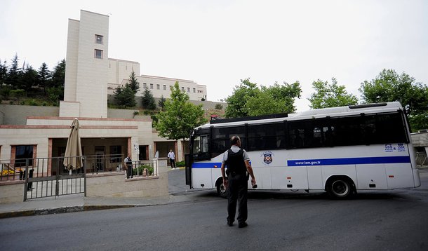Policial em frente consulado dos Estados Unidos em Istambul, na Turquia. 10/08/2015 REUTERS/Yagiz Karahan
