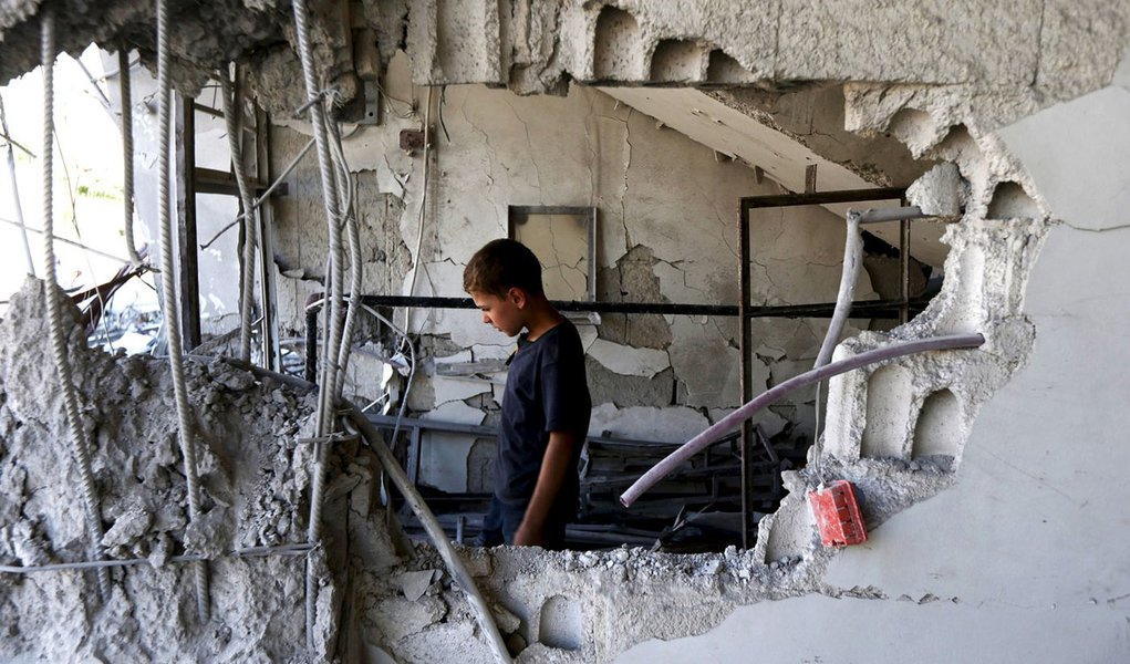 Criança dentro de casa destruída em Damasco. 21/07/2015 REUTERS/Bassam Khabieh