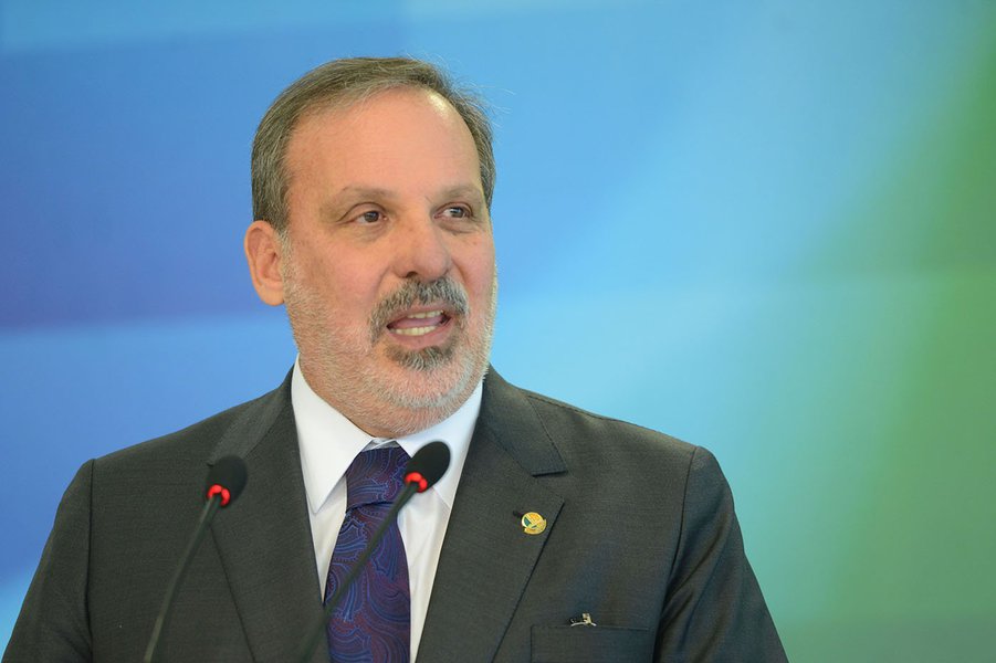 Brasília- DF- Brasil- 01/12/2014- Após ser anunciado como novo ministro do Desenvolvimento, Indústria e Comércio Exterior, o senador Armando de Queiroz Monteiro Neto, fala à imprensa no Palácio do Planalto. (Fabio Rodrigues Pozzebom/Agência Brasil)