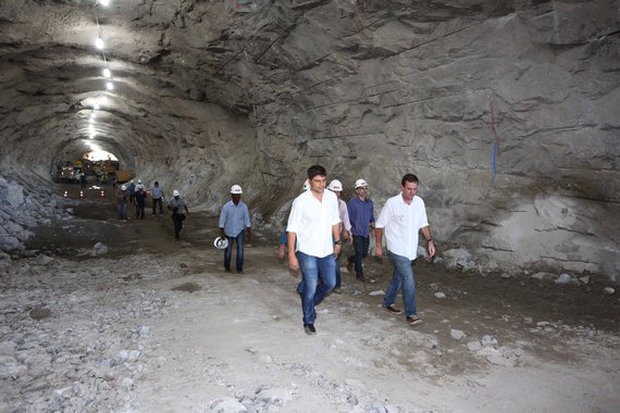 14/06/205- Rio de Janeiro- RJ, Brasil-  O prefeito Eduardo Paes acompanhou a última detonação das obras do novo Túnel de São Conrado, o que permitirá o encontro dos dois lados da travessia, importante etapa da ampliação da capacidade viária do Elevado do 