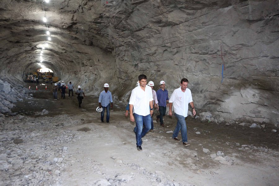 14/06/205- Rio de Janeiro- RJ, Brasil-  O prefeito Eduardo Paes acompanhou a última detonação das obras do novo Túnel de São Conrado, o que permitirá o encontro dos dois lados da travessia, importante etapa da ampliação da capacidade viária do Elevado do 