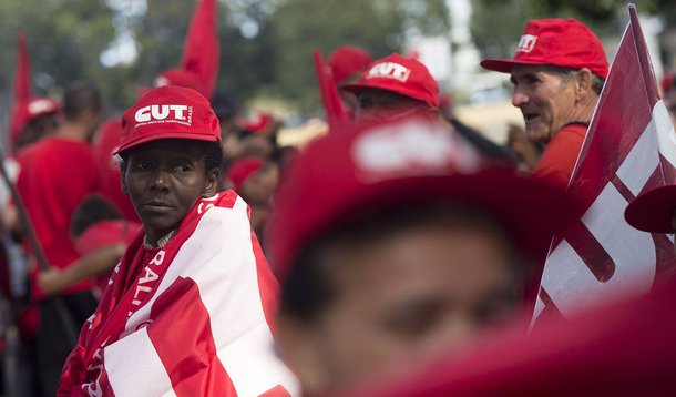 Manifestantes reunidos em frente ao Ministério da Fazenda, para protestar contra as medidas de ajustes fiscais propostas pelo governo federal. O ato é convocado pela CUT (Marcelo Camargo/Agência Brasil)