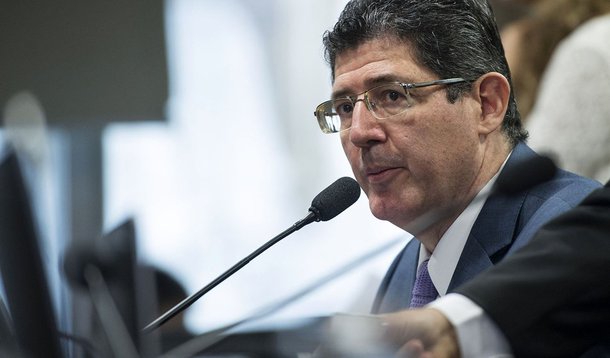 31/03/2015- Brasília- DF, Brasil-  A Comissão de Assuntos Econômicos realiza audiência pública com o ministro Joaquim Levy, para discutir o ajuste fiscal e o indexador de correção da dívida dos estados e municípios.