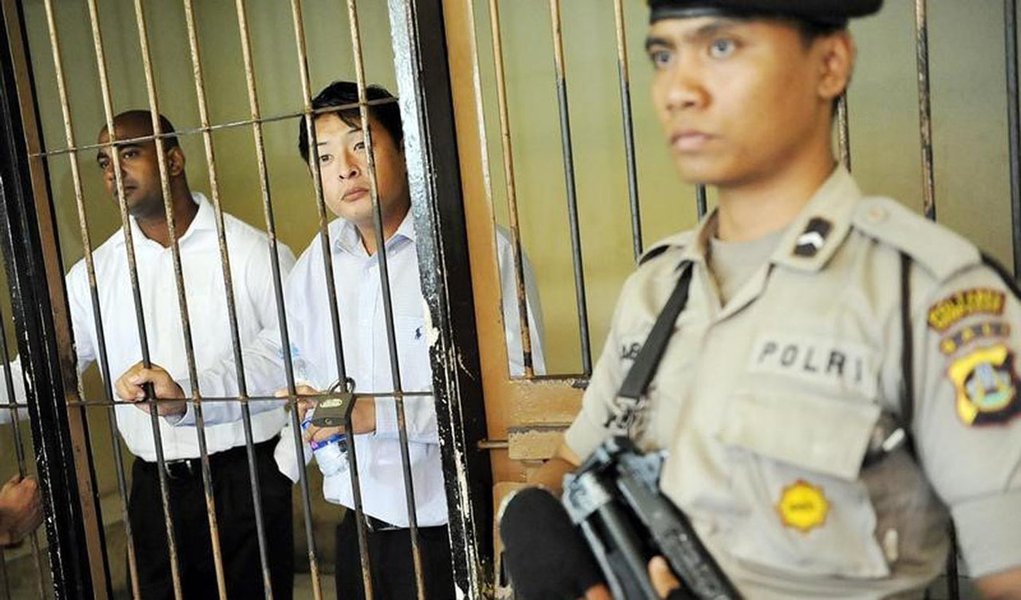  Andrew Chan e Myuran Sukumaran esperando julgamento em Bali.  14/02/2015  REUTERS/Nyoman Budhiana/Antara Foto 
