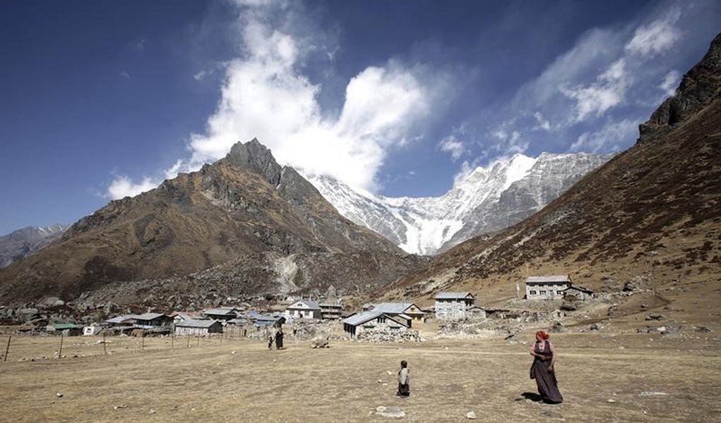 Foto de arquivo do monte Langtang Lirung, no Nepal. 24/02/2009 REUTERS/Gopal Chitrakar