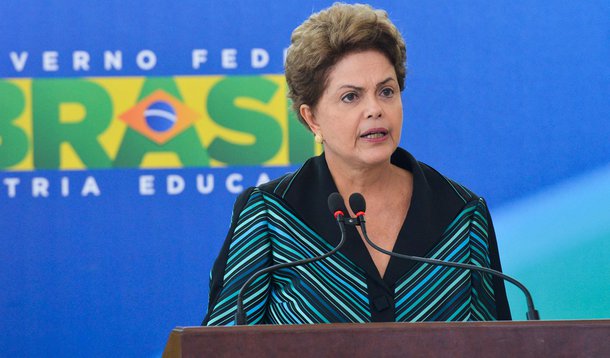 A presidenta Dilma Rousseff dÃ¡ posse ao novo ministro da EducaÃ§Ã£o, Renato Janine Ribeiro (Antonio Cruz/AgÃªncia Brasil)