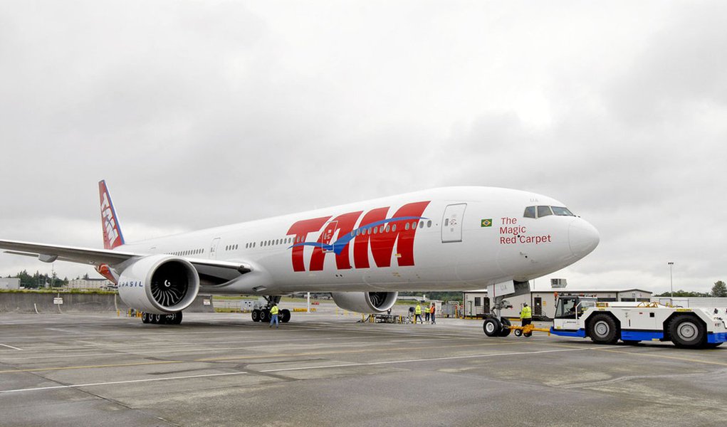 TAM (TPR #727-WD936) 777-300ER On Everett Flightline K64460-05