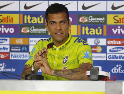 Coletiva de imprensa com o atacante Jô e com o lateral direito Daniel Alves na Granja Comary dia 09 de junho de 2014.
Foto: Rafael Ribeiro