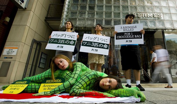 Ativistas do grupo de direitos animais Peta protestam contra o uso de pele de crocodilo em frente Ã  loja da grife HermÃ¨s em TÃ³quio, no JapÃ£o. 30/07/2015 REUTERS/Thomas Peter