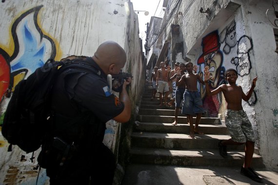 Policiais Militares(BOPE,Choque,Canil, 16� e 3�BPM) relizaram uma opera��o de combate ao tr�fico de drogas na favela do Jacarezinho e prenderam Paulo Sergio Fernandes(cabelo vermelho) e Jorge Henrique, al�m de farta quantidade de armas e drogas.