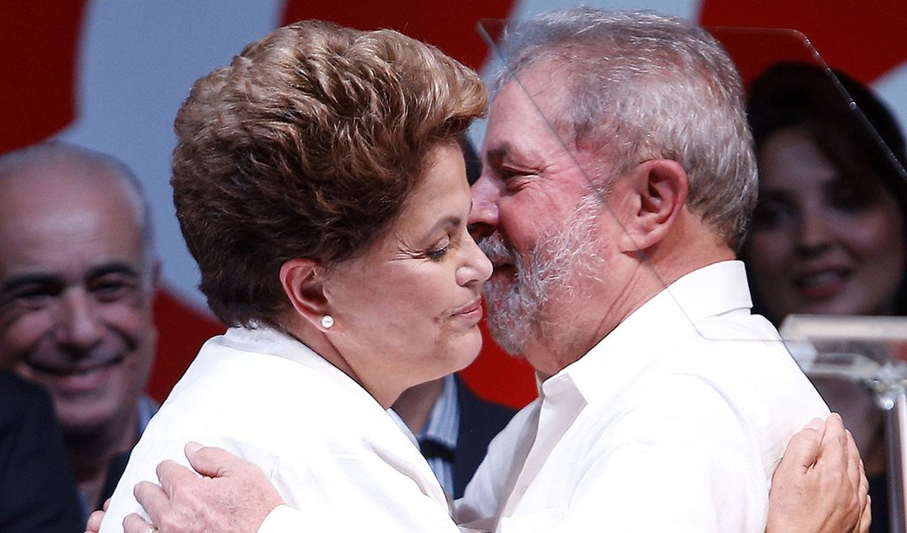 DF - ELEIÇÕES/DILMA ROUSSEFF/PRONUNCIAMENTO - POLÍTICA - A presidente reeleita Dilma Rousseff (PT) comemora a vitória nas eleições ao lado do ex-   presidente Luiz Inácio Lula da Silva, durante pronunciamento em hotel na cidade de   Brasília, neste doming