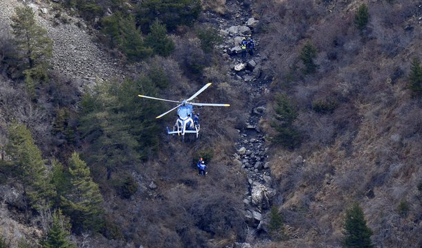 24/03/2015- Equipes de resgate  se organizam para o trabalho de busca por vítimas em meio aos destroços do avião da companhia aérea alemã Germanwings, que caiu na terça (24) nos Alpes franceses.