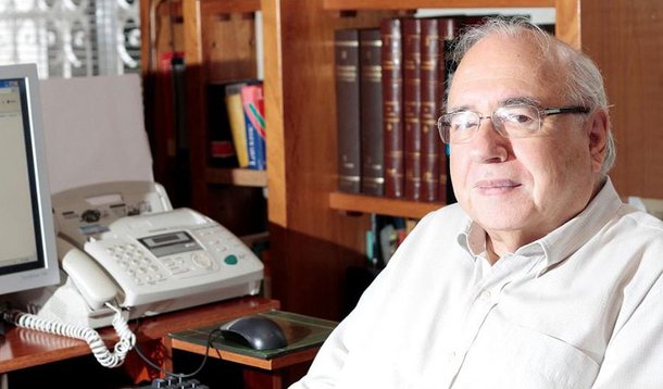 LuÃ­s Fernando Verissimo posa para foto em sua casa, em Porto Alegre