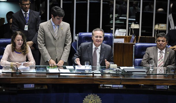 Plenário do Senado durante sessão deliberativa ordinária.

Mesa: 
senadora Vanessa Grazziotin (PCdoB-AM);
presidente do Senado Federal, senador Renan Calheiros (PMDB-AL);
senador Zeze Perrella (PDT-MG).

Foto: Moreira Mariz/Agência Senado