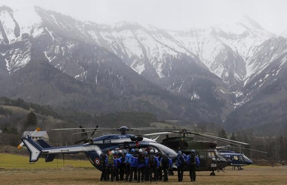 Equipes de resgate nos Alpes franceses apÃ³s acidente com o Airbus A320 da Germanwings. 24/03/2015 REUTERS/Jean-Paul Pelissier