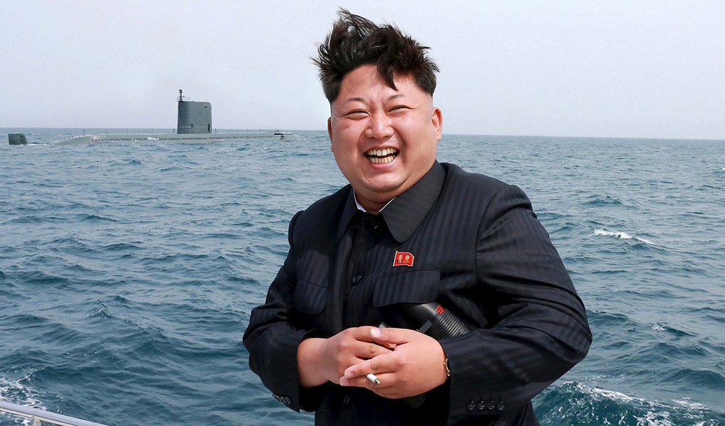 Foto de divulgaÃ§Ã£o da agÃªncia de notÃ­cia KCNA mostra o lÃ­der norte-coreano, Kim Jong Un, em frente a um submarino para acompanhar teste de lanÃ§amento de mÃ­ssil. 09/05/2015 REUTERS/KCNA