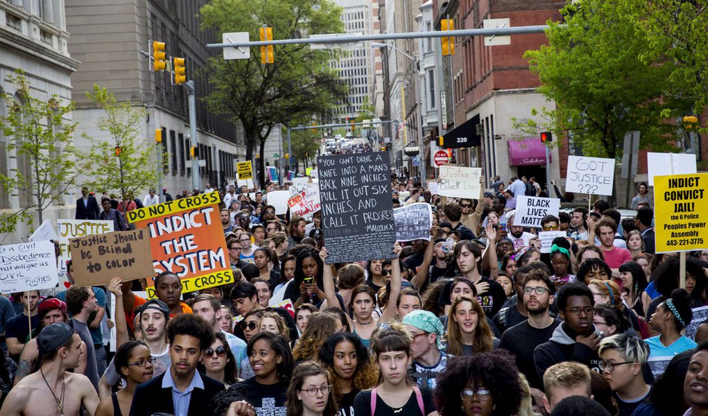 Manifestantes protestam em Baltimore. 29/04/2015.  REUTERS/Eric Thayer