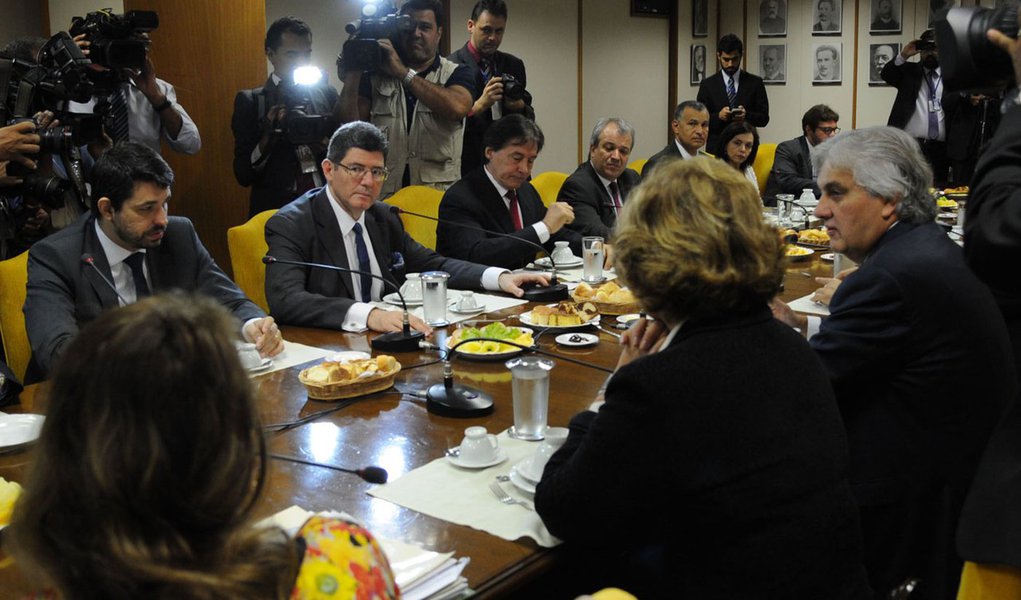 O ministro da Fazenda, Joaquim Levy, toma cafÃ© da manhÃ£ com senadores, para discutir propostas de ajuste fiscal (AntÃ´nio Cruz/AgÃªncia Brasil)