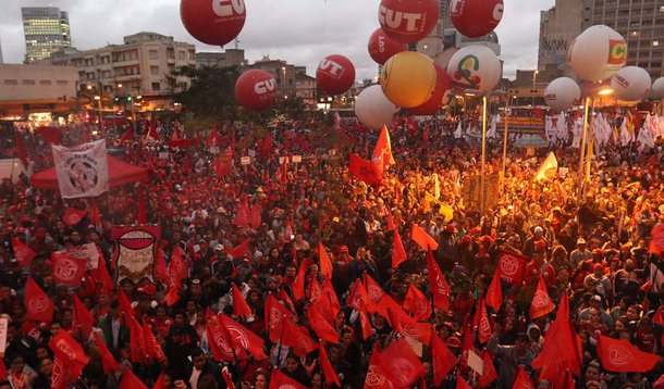 20/08/2015 - São Paulo - Manifestação no Largo da Batata em Favor ao governo Dilma Rousseff. Foto: Roberto Parizotti/ Cut