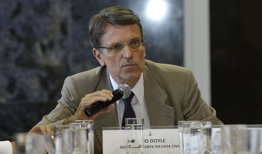 O governo do DF recebe, representantes dos sindicatos da SaÃºde e da EducaÃ§Ã£o a fim de apresentar proposta para pagamento do 13Âº salÃ¡rio, fÃ©rias, horas-extras e abono que estÃ£o atrasados(Wilson Dias/AgÃªncia Brasil)