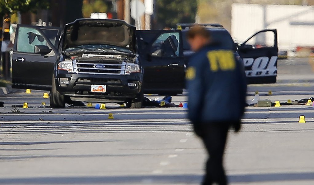 Polícia e FBI investigam local de massacre em San Bernardino, na Califórnia. 03/12/2015 REUTERS/Mike Blake