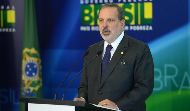 Brasília- DF- Brasil- 01/12/2014- Após ser anunciado como novo ministro do Desenvolvimento, Indústria e Comércio Exterior, o senador Armando de Queiroz Monteiro Neto, fala à imprensa no Palácio do Planalto. (Fabio Rodrigues Pozzebom/Agência Brasil)