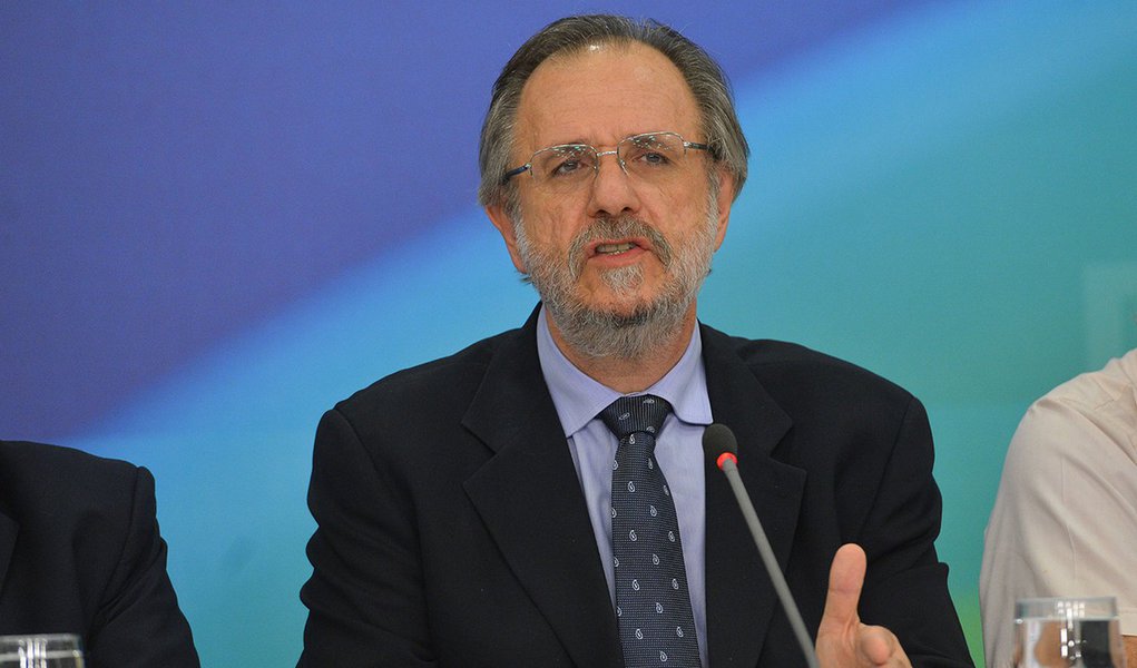 Ministro Miguel Rossetto, acompanhado de sindicalistas do Mercosul, fala com a imprensa após reunião no Planalto (Fabio Rodrigues Pozzebom/Agência Brasil)