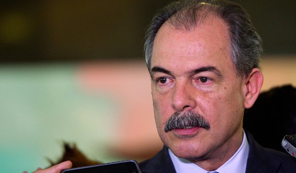 O ministro-chefe da Casa Civil, Aloizio Mercadante, fala à imprensa, no Palácio do Planalto (Wilson Dias/Agência Brasil)