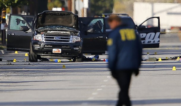 Polícia e FBI investigam local de massacre em San Bernardino, na Califórnia. 03/12/2015 REUTERS/Mike Blake