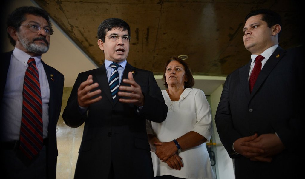 Brasília- DF- Brasil- 31/03/2015-  Senadores Paulo Rocha, Randolfe Rodrigues, Fatima Bezerra e Davi Alcolumbre falam com a imprensa após reunião na PGR (Fabio Rodrigues Pozzebom/Agência Brasil)