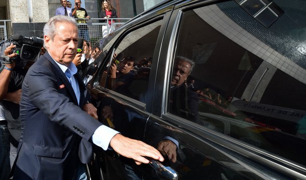 O ex-ministro da Casa Civil José Dirceu após assinar na Vara de Execuções Penais do Distrito Federal o termo que autoriza a cumprir prisão no regime aberto (Fabio Rodrigues Pozzebom/Agência Brasil)