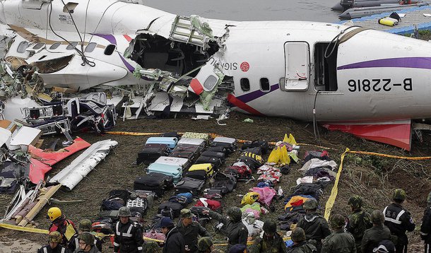 Bagagens perto dos destroÃ§os do aviÃ£o da TransAsia Airways, em Taipei. 05/02/2015 REUTERS/Pichi Chuang
