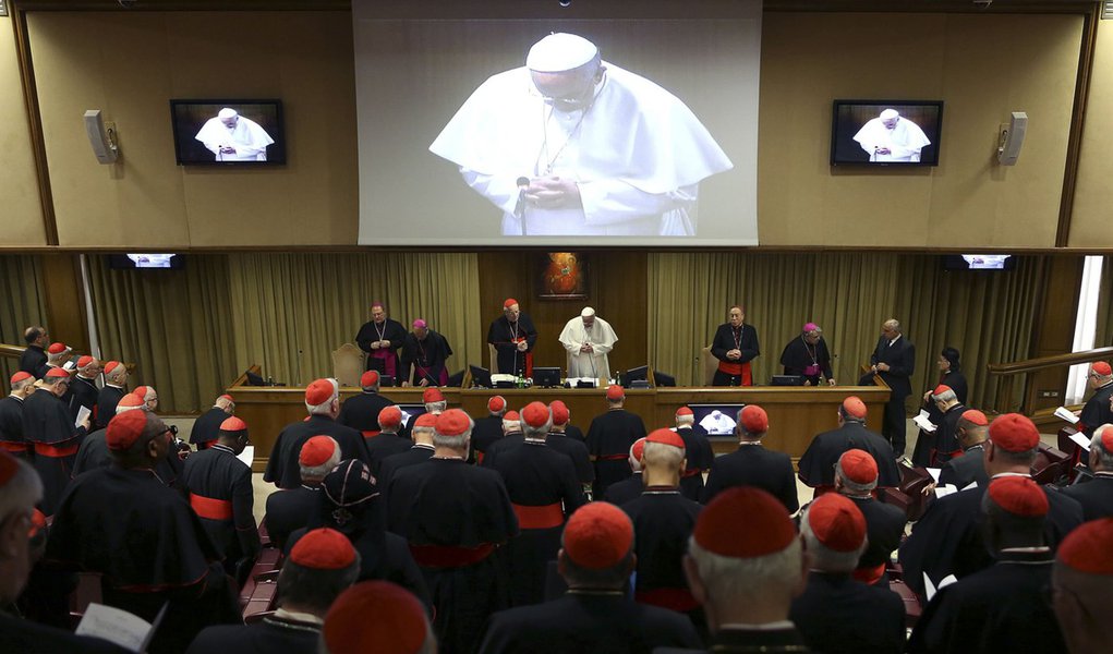 Papa Francisco em evento com cardeais no Vaticano. 12/02/2015 REUTERS/Alessandro Bianchi