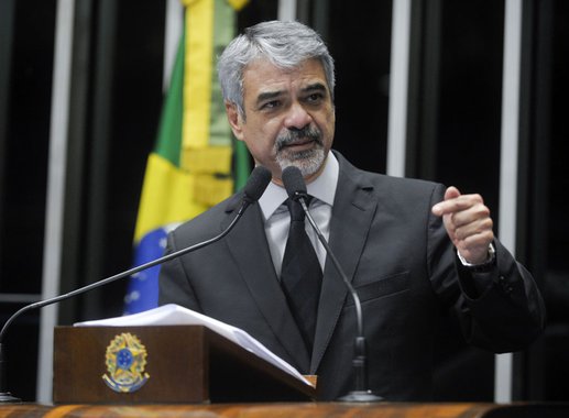 Senador Humberto Costa (PT-PE) apoia o Projeto de Lei da C�mara 14/2013, que trata de partidos pol�ticos e normas para elei��es