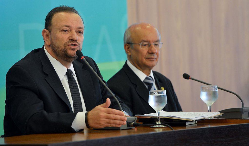 O ministro da Comunicação Social, Edinho Silva, e o líder do governo no Congresso, José Pimentel, em coletiva após reunião da presidenta Dilma (Elza Fiúza/Agência Brasil)