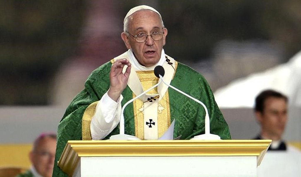 Papa Francisco em missa na Filadélfia, durante sua passagem nos Estados Unidos. 27/09/2015 REUTERS/POOL