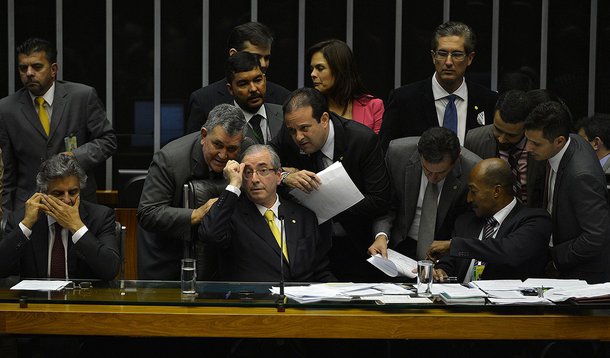 O presidente da CÃ¢mara, Eduardo Cunha, decidiu colocar em votaÃ§Ã£o uma nova proposta para reduÃ§Ã£o da maioridade penal em sessÃ£o extraordinÃ¡ria, apÃ³s acordo com lÃ­deres (Fabio Rodrigues Pozzebom/AgÃªncia Brasil)
