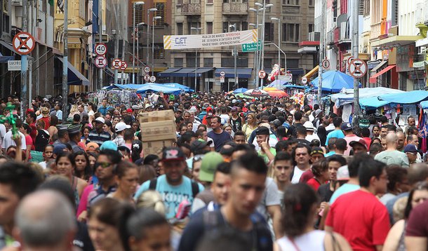 São Paulo 20/12/2014 Movimento na Rua 25 de Marco  no ultimo fim de semana antes do Natal. Foto Paulo Pinto/Fotos Publicas