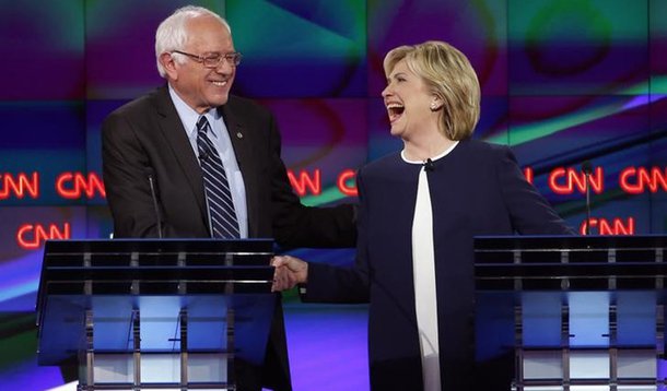 Pré-candidatos democratas à Presidência dos EUA Bernie Sanders e Hillary Clinton durante debate em Las Vegas. 13/10/2015 REUTERS/Lucy Nicholson