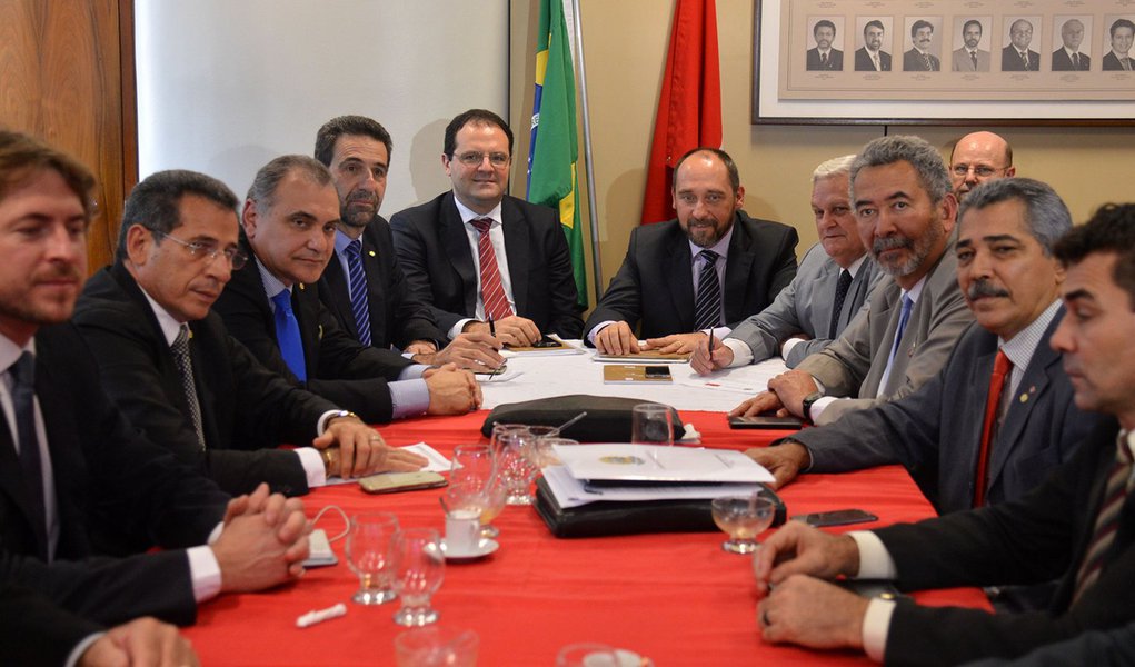 O ministros do Planejamento, Nelson Barbosa e o advogado-geral da UniÃ£o, LuÃ­s InÃ¡cio Adams, participam de reuniÃ£o na lideranÃ§a do partido dos trabalhadores, na CÃ¢mara dos Deputados (Antonio Cruz/AgÃªncia Brasil)