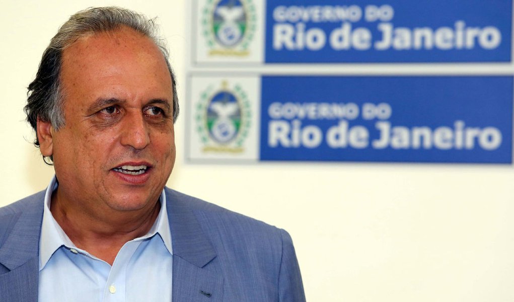 29.05.2015 - Rio de Janeiro - RJ - Governador Luiz Fernando Pezão durante reunião com 21 prefeitos da Região Metropolitana para apresentação de projeto de lei a ser encaminhado à Assembleia Legislativa, que estabelece novas formas de governança e planejam