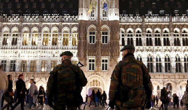 Soldados belgas fazem patrulha em Bruxelas no Natal. 24/12/2015. REUTERS/Francois Lenoir