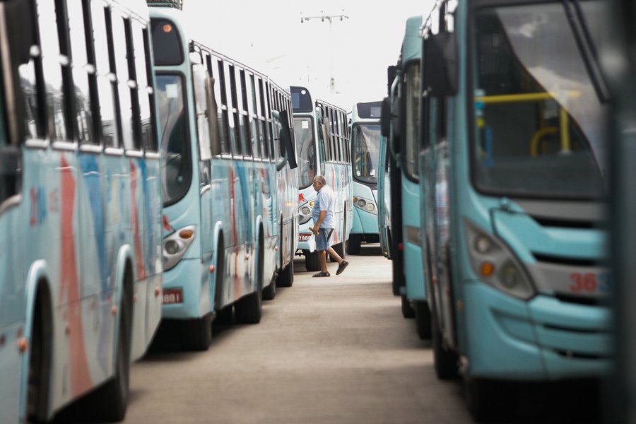 29 de maio de 2014 - Paralizacao do motoristas de onibus em fortaleza leva transtorno ao passageiros.no detalhe a movimentacao no terminal do antonio bezerra.